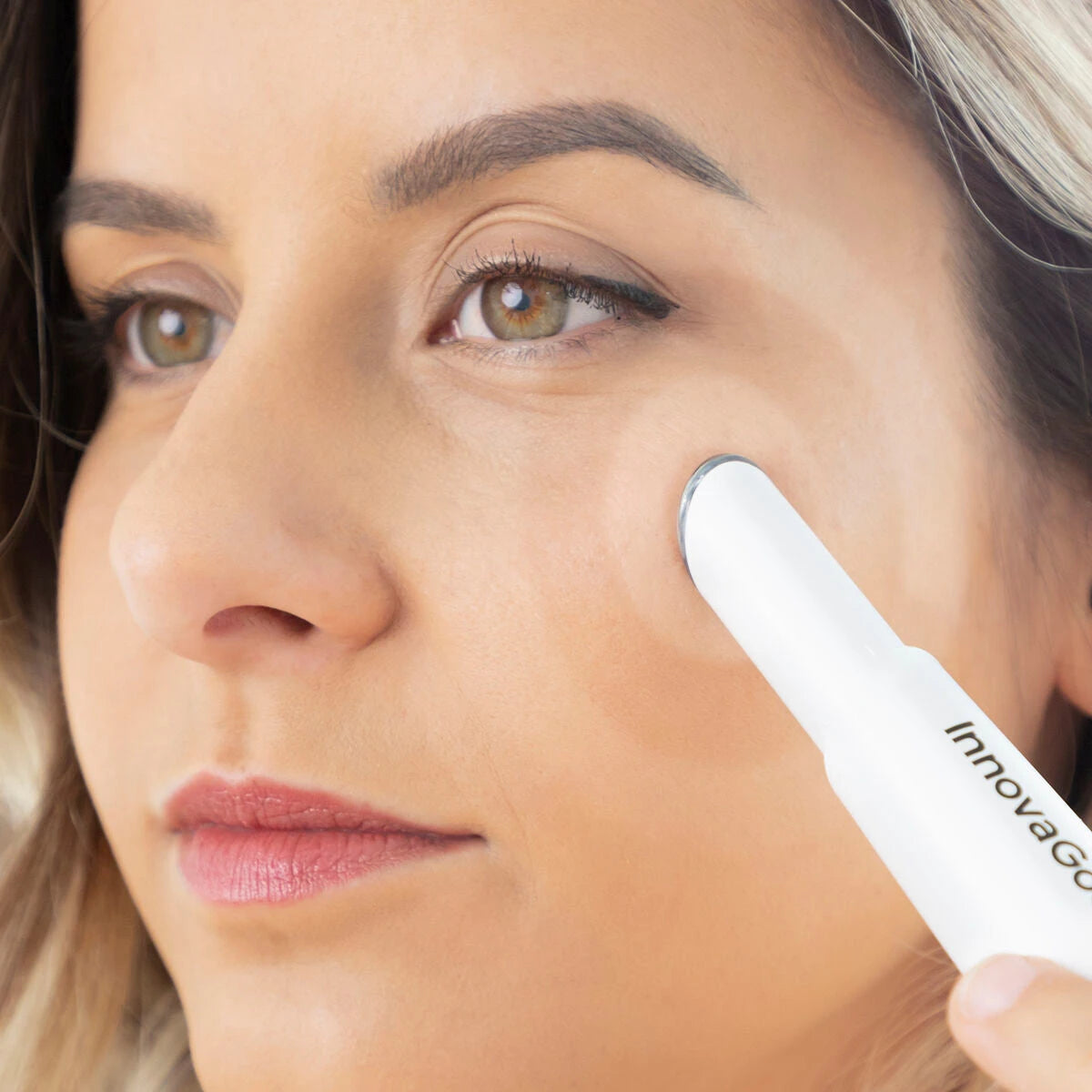 Anti-ageing Eye Massager with Phototherapy, Thermotherapy and Vibration Therey InnovaGoods product packaging