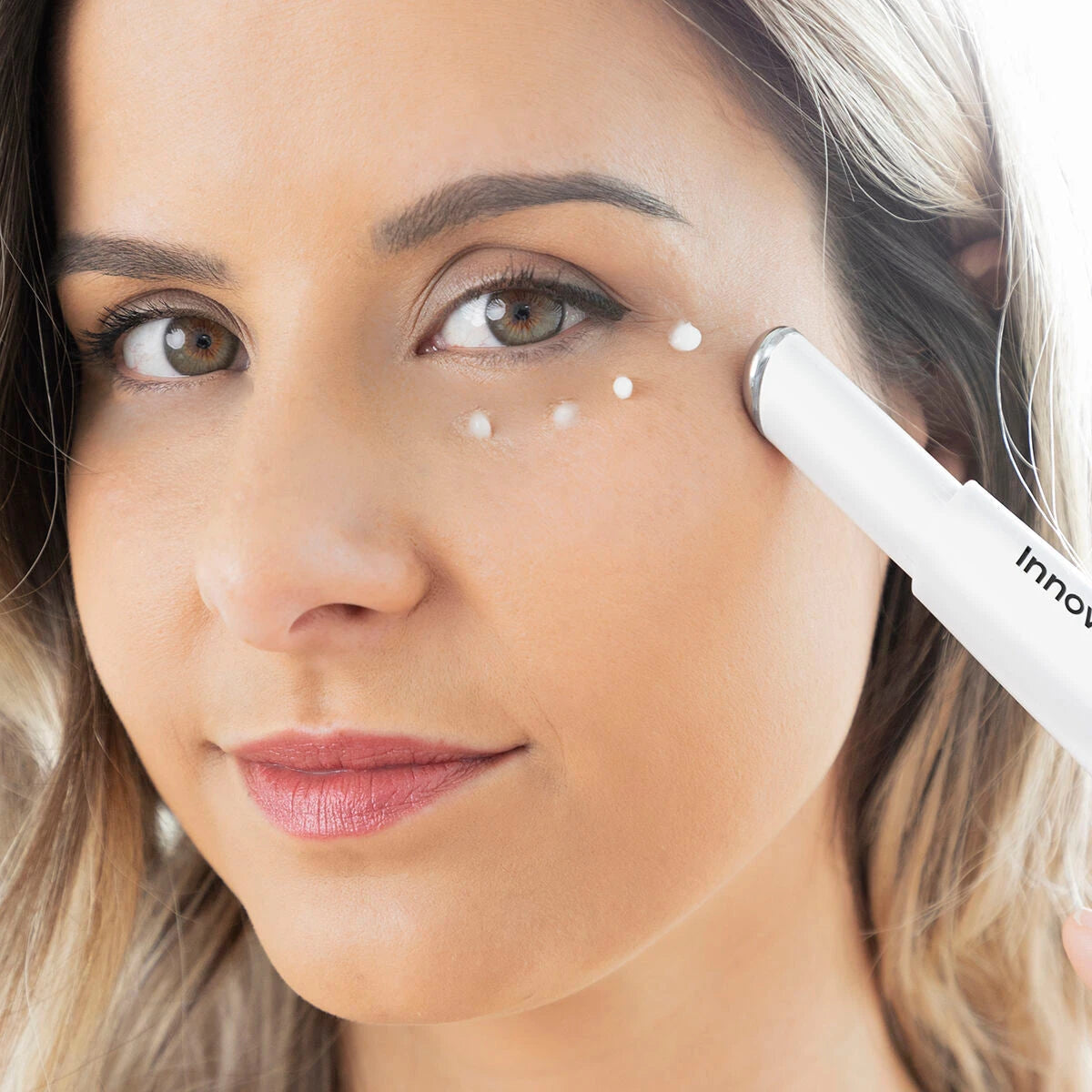 Anti-ageing Eye Massager with Phototherapy, Thermotherapy and Vibration Therey InnovaGoods product packaging